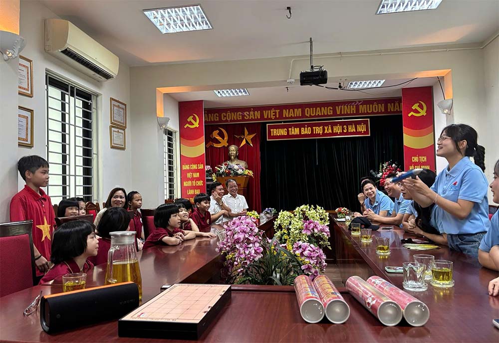 Giao lưu trò chuyện giữa đội ngũ PITC và các em nhỏ