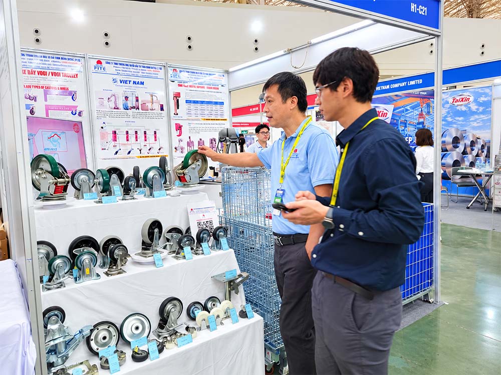 Đội ngũ PITC đang trao đổi với khách về các mẫu bánh xe YUEI