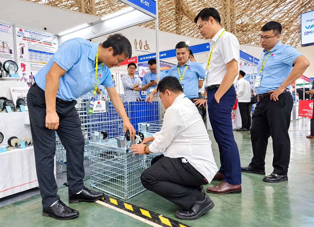Đội ngũ PITC tư vấn từng thắc mắc, mong muốn của khách hàng