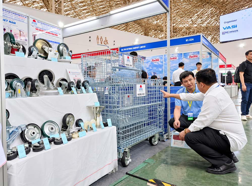 Khách tham quan tìm hiểu lồng thép trữ hàng tại gian hàng PITC.