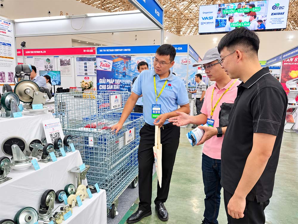 Khách hàng tham quan các dòng bánh xe đẩy