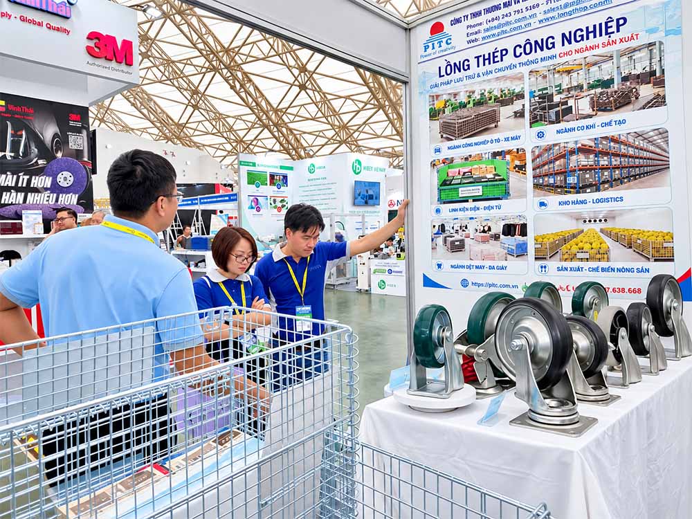 Khách tham quan trao đổi và tìm hiểu sản phẩm cùng đội ngũ PITC.